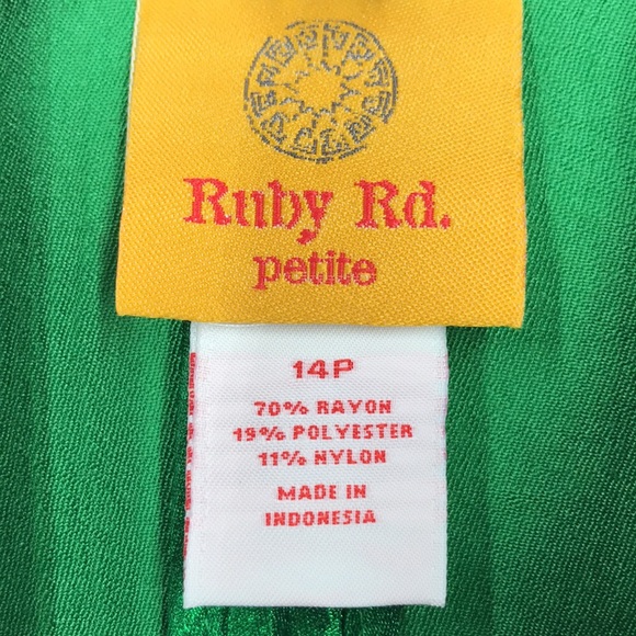 Ruby Rd. Petite vibrant green top 14P - Picture 11 of 12